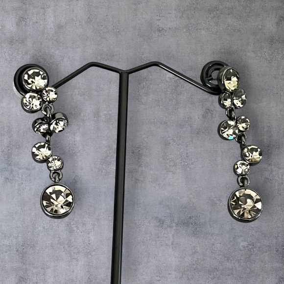 Long dangling crystal earrings black metal - Picture 4 of 5